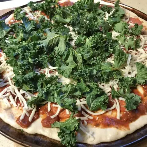 how to make pizza with crunchy kale topping