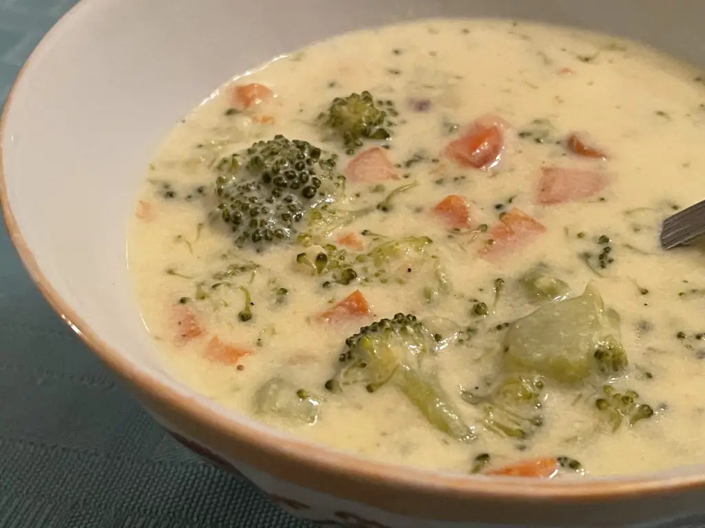 Cheesy broccoli & carrot soup